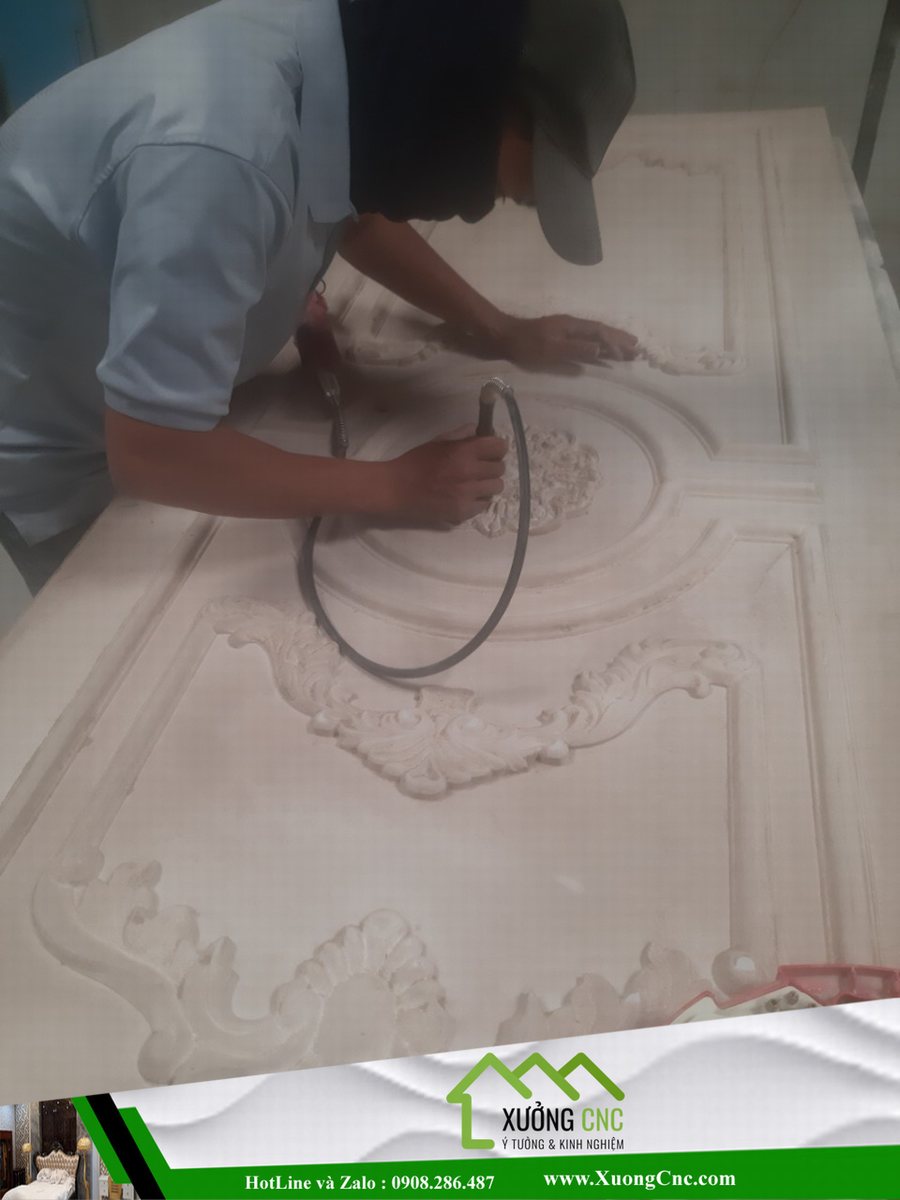 Thi công cửa cổ điển giá tốt tại TPHCM 1