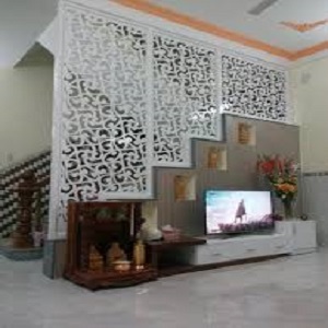 Vách cầu thang , nổi bật với họa tiết hoa văn đi theo đó là nhiều mẫu thiết kế cho khách hàng lựa chọn .